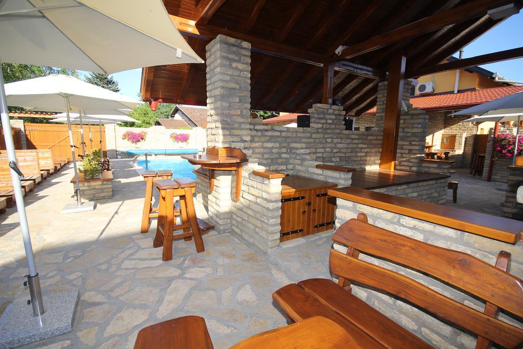 Guest House Vila Alexandar Palić Exterior foto